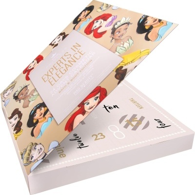 Caixa decorativa com personagens femininas e texto 'EXPERTS IN ELEGANCE'.