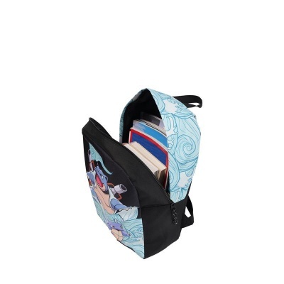 Mochila azul e preta com desenho de personagem a jogar futebol e livros dentro