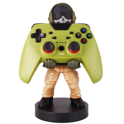Figurinha decorativa a segurar comando de videojogo verde com botões coloridos
