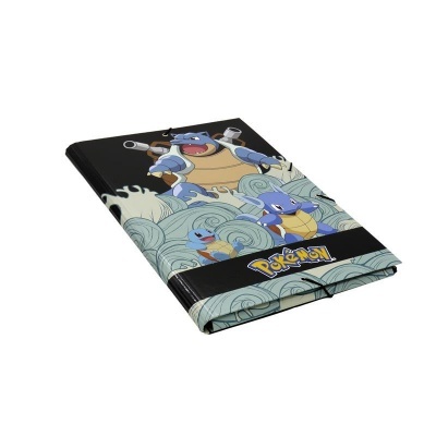 Caderno preto com Pokémon Blastoise, Wartortle e Squirtle, ondas e texto Pokémon na capa