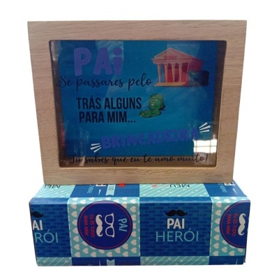 Moldura de madeira com texto colorido em azul e embalagem azul com frases para pai