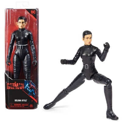 Figura de ação da personagem Selina Kyle de Batman com roupa preta, dentro e fora da embalagem.