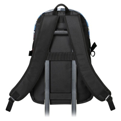 Mochila preta com alças acolchoadas vista de trás com suporte metálico