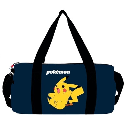 Mala desportiva azul escura com estampa de Pikachu e texto pokémon