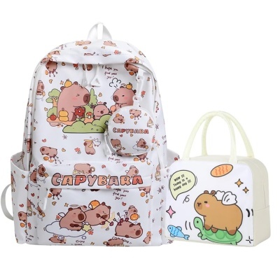 Mochila branca e saco térmico com desenhos de capivaras castanhas e elementos coloridos