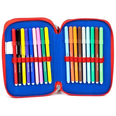 Estojo azul e vermelho com canetas coloridas organizadas por elásticos.