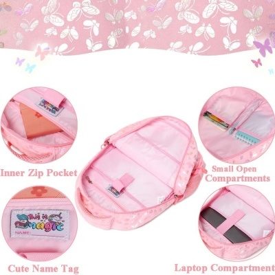 Mochila rosa com compartimentos e etiqueta para nome