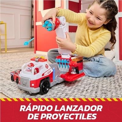 Criança a brincar com carrinho de bombeiros vermelho e branco e lançador de projéteis azul