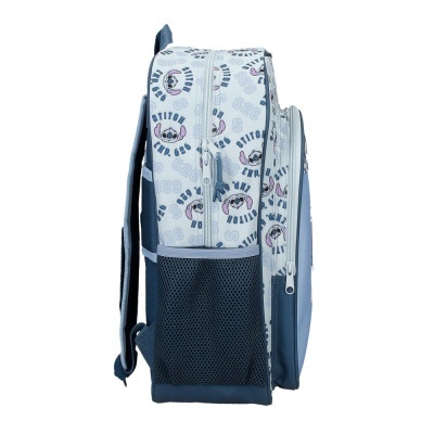 Mochila azul clara com padrão Stitch, bolso lateral em rede azul escuro.