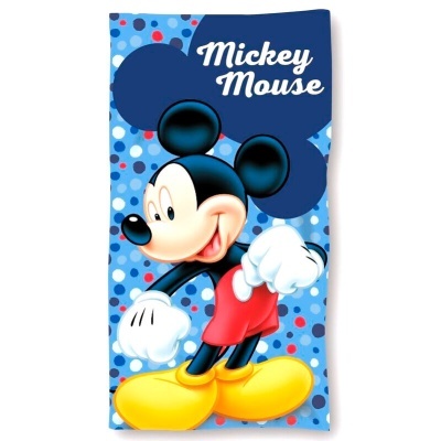 Toalha de praia ou banho com estampa de Mickey Mouse em fundo azul com bolinhas.