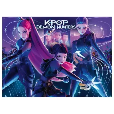 Personagens animadas com roupas pretas futuristas e cabelo rosa, fundo azul e roxo com texto K-POP DEMON HUNTERS