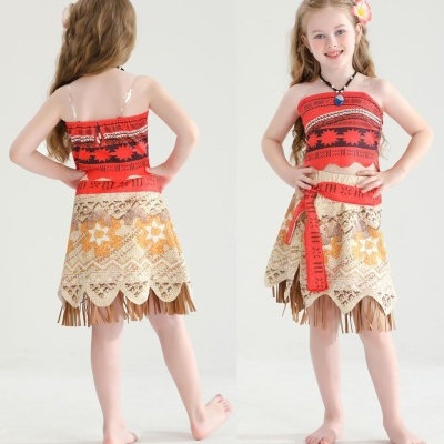 Menina a usar vestido cultural com top vermelho e saia bege com franjas