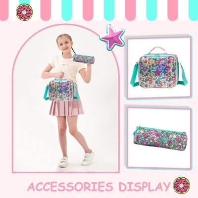 Conjunto colorido de mala térmica e estojo com padrão de flores e estrelas