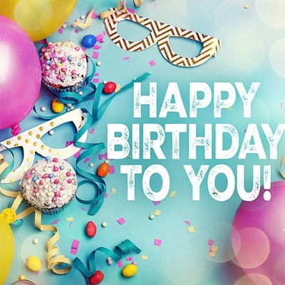 Decoração festiva com cupcakes, balões, óculos de papel e texto de aniversário