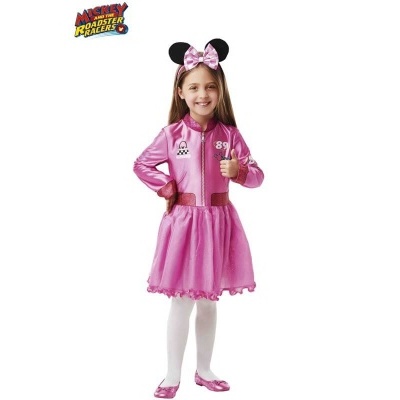 Menina com vestido rosa brilhante e saia de tule, arco com orelhas pretas e laço rosa, meias brancas e sapatos rosa