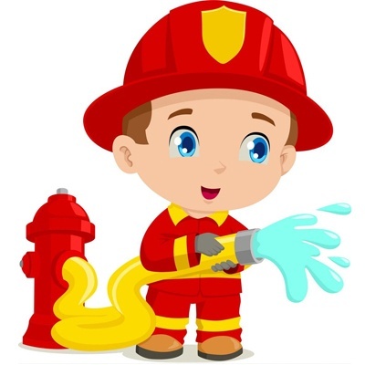 Criança em fato de bombeiro com mangueira de água
