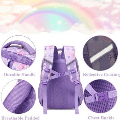 Mochila roxa com alças ajustáveis e detalhes em padrão colorido, destacando pega, revestimento refletor, tecido acolchoado e fivela