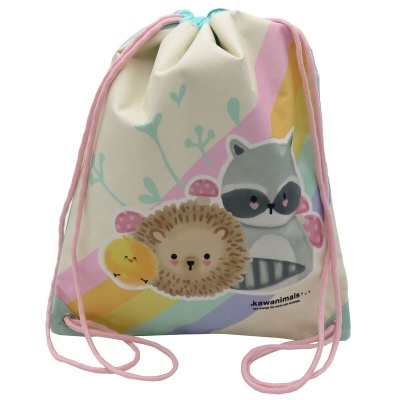 Mochila saco com design colorido e personagens de animais desenhados.