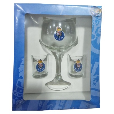 Conjunto de copos FCP em caixa azul com copo de vinho e dois copos de shot
