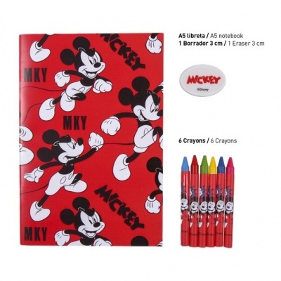 Caderno A5 vermelho com personagens Mickey Mouse, borracha branca oval com texto, 6 lápis de cera coloridos Disney.