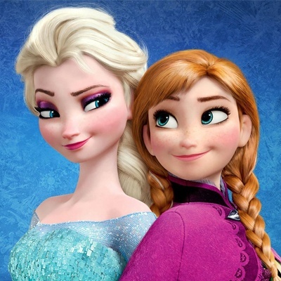 Personagens de animação Elsa e Anna do filme Frozen com roupas coloridas e fundo azul