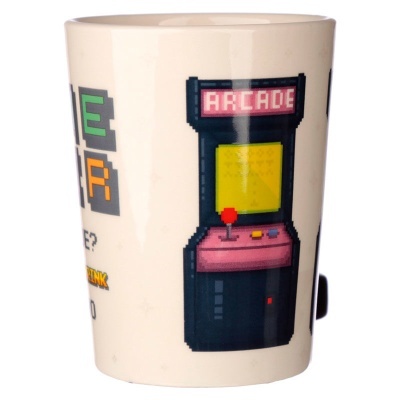 Caneca branca com imagem de máquina arcade pixelada