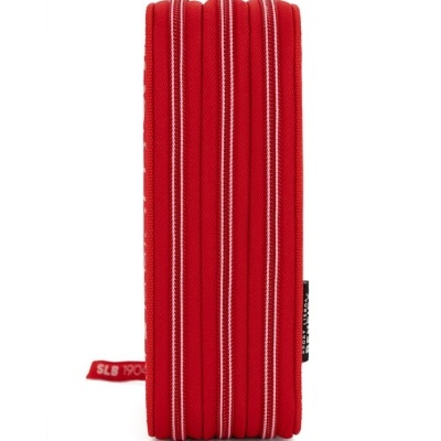 Estojo escolar vermelho com três fechos e etiquetas