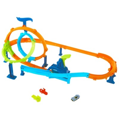 Pista de corridas para carros de brinquedo com loops coloridos e acessórios.
