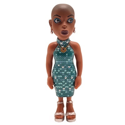 Boneca de vinil com vestido verde de escamas e calçado prateado