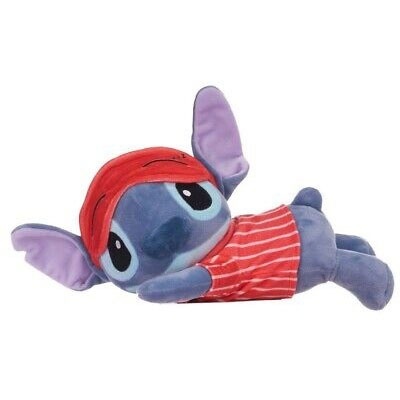 Pelúcia do personagem Stitch azul com orelhas lilás e roupa vermelha sobre fundo branco