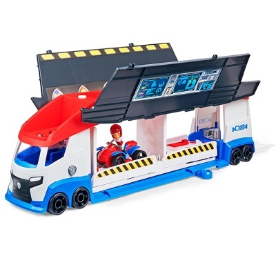 Camião de brinquedo azul, branco e vermelho com portas laterais abertas e personagem dentro.