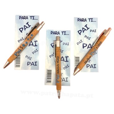 Três canetas de madeira para pai com embalagem branca e texto 'PAI' em padrão azul