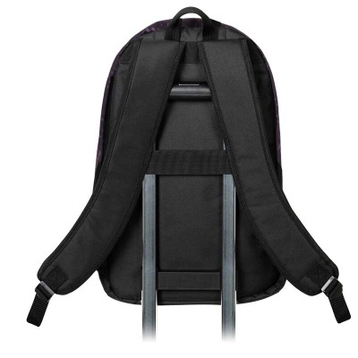 Mochila preta com alças visíveis e suporte para bagagem