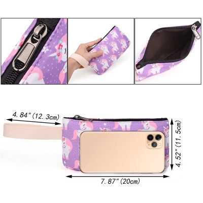 Estojo lilás com padrão de unicórnios e fecho preto