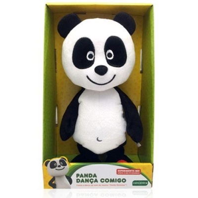 Pelúcia de panda branco e preto na embalagem verde e amarela