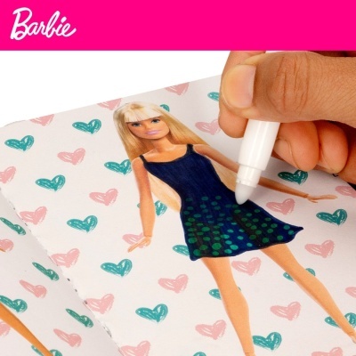 Caderno para colorir Barbie com desenhos da boneca e caneta branca