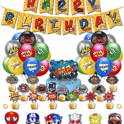 Decoração de festa de aniversário com balões coloridos, bolo e figuras de super-heróis.