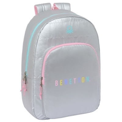 Mochila cinza prateada com detalhes cor-de-rosa e azul claro e texto BENETTON colorido