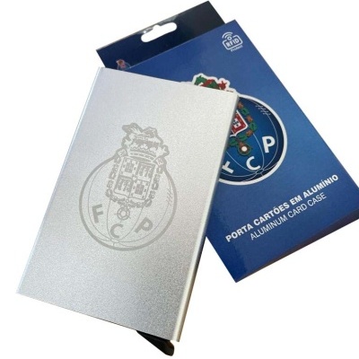 Porta cartões em alumínio prateado com emblema FCP e embalagem azul com texto