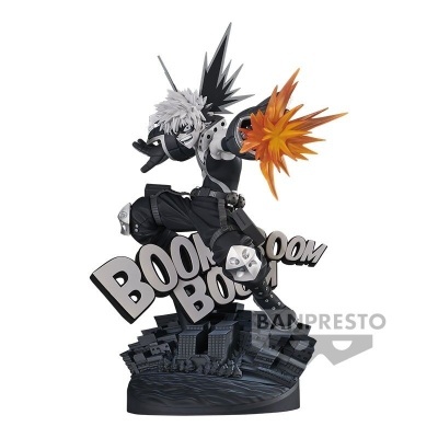 Figura colecionável do personagem Katsuki Bakugo com explosão laranja e base de cidade.