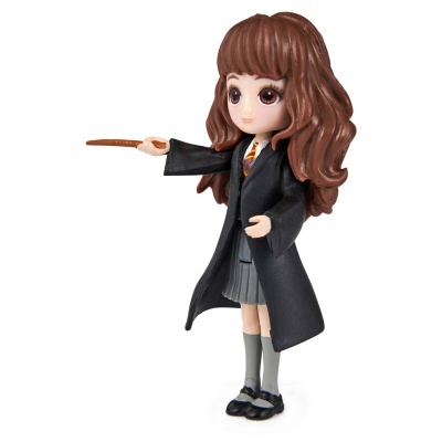 Figura de boneca Hermione Granger com roupa de Hogwarts e varinha