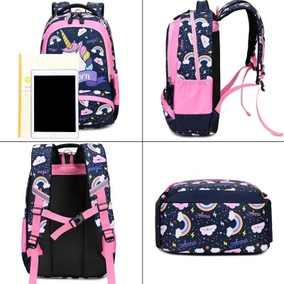 mochila infantil azul escuro e rosa com estampas de unicórnios e arco-íris