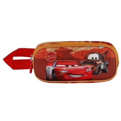 Estojo retangular cor de laranja com personagens dos carros vermelhos e castanhos, alça vermelha