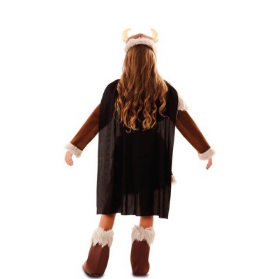 Criança fantasiada de viking vista de costas num fundo branco