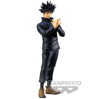 Figura colecionável Banpresto de personagem masculino com roupa azul escura e botas castanhas