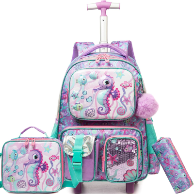 Mochila rodinhas infantil rosa e lilás com estampas de cavalos-marinhos e acessórios combinando.