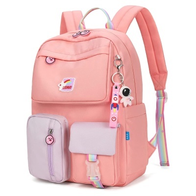 Mochila rosa claro com vários bolsos e detalhes coloridos