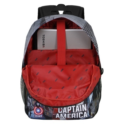 Mochila aberta com interior vermelho e texto Captain America, contendo portátil Toshiba