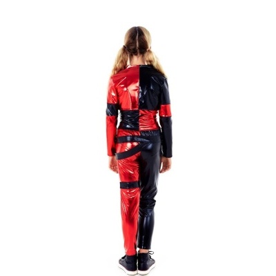 Conjunto de roupa brilhante vermelho e preto para criança visto de costas