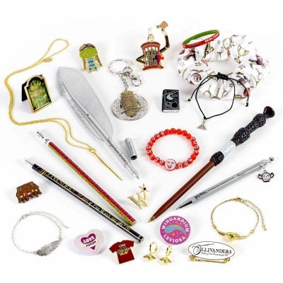 Acessórios temáticos Harry Potter variados sobre fundo branco